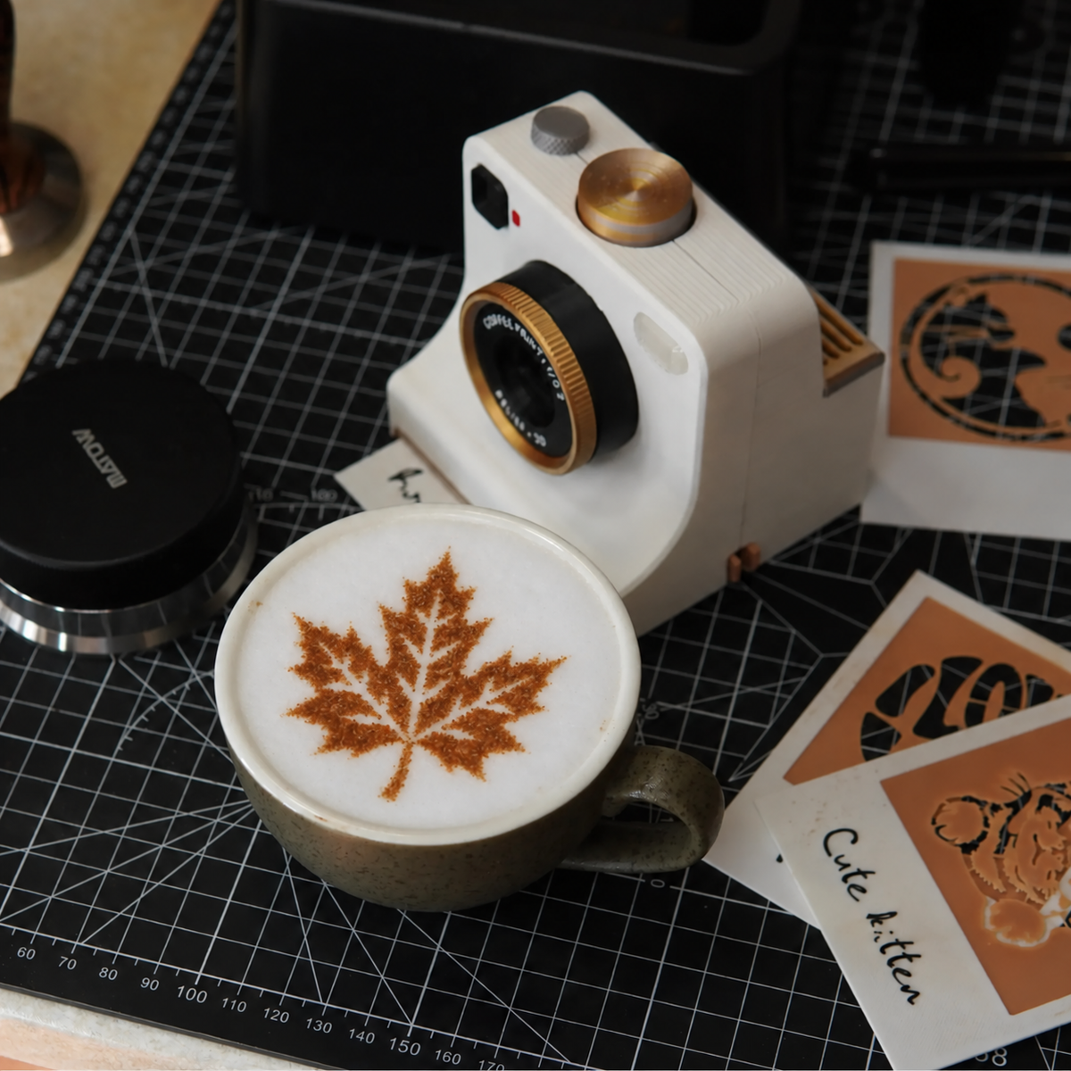 ☕ Cámara Retro Mecánica para Decorar Café con Plantillas