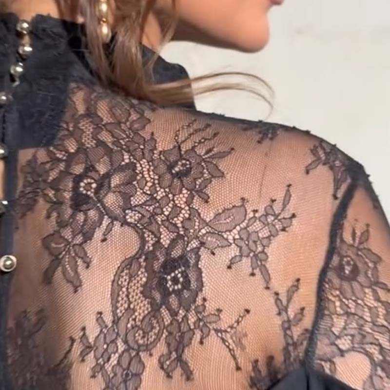 Elegante vestido midi con cuello alto y espalda de encaje para mujer