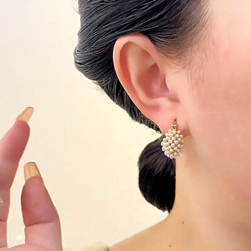 💍Especial Día de las Madres✨ Aretes de Argolla con Perlas de Imitación en Tejido Tipo Canasta – Tono Dorado, Elegancia Clásica 🪀