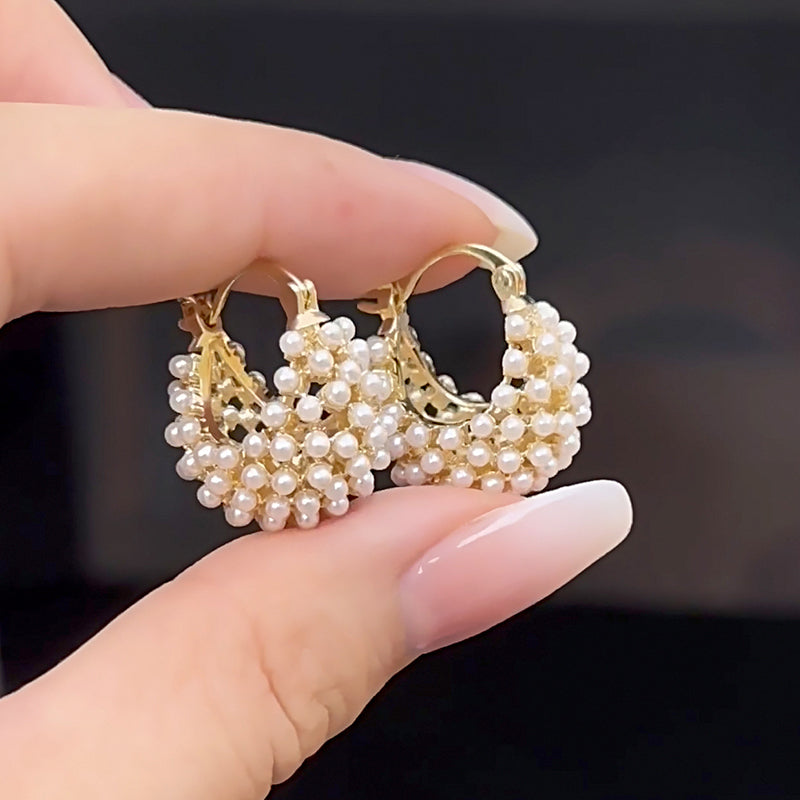💍Especial Día de las Madres✨ Aretes de Argolla con Perlas de Imitación en Tejido Tipo Canasta – Tono Dorado, Elegancia Clásica 🪀