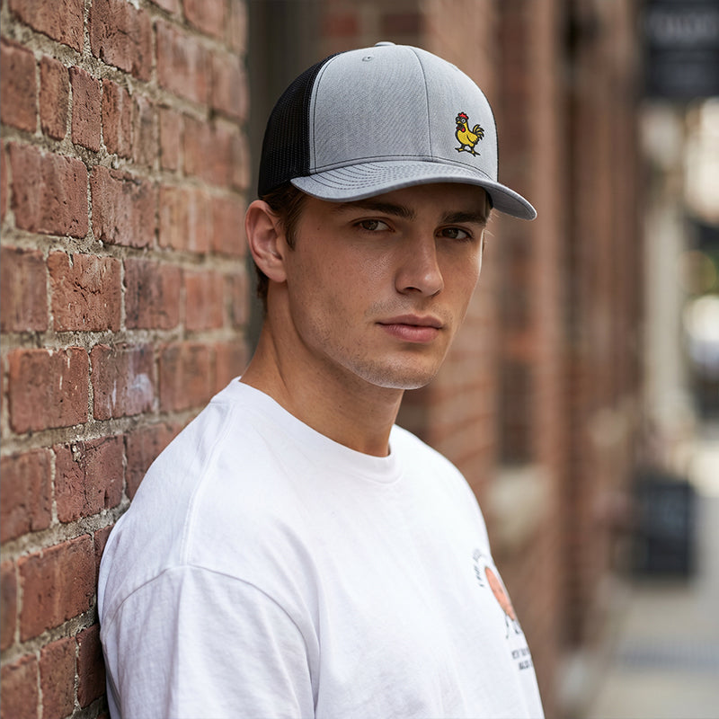 Gorra snapback bordada con un pollo gracioso