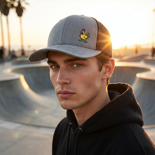 Gorra snapback bordada con un pollo gracioso