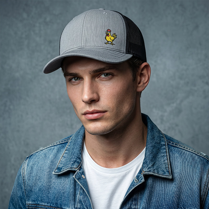 Gorra snapback bordada con un pollo gracioso