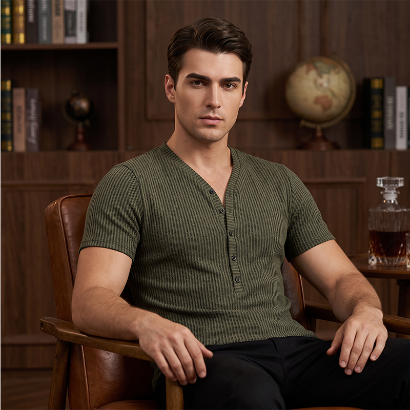 Camiseta de Hombre con Cuello en V, Rayas Bicolor y Textura Primaveral 👕 Rayas Atrevidas, V Profunda – Corte Atlético Moderno para Entrenamiento y Más ✨