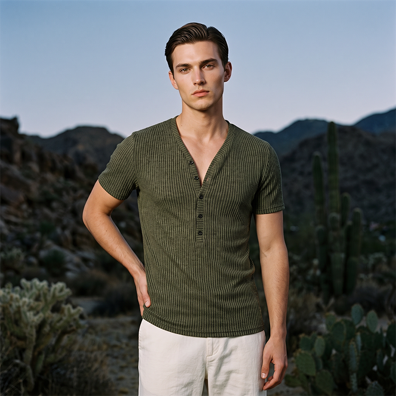 Camiseta de Hombre con Cuello en V, Rayas Bicolor y Textura Primaveral 👕 Rayas Atrevidas, V Profunda – Corte Atlético Moderno para Entrenamiento y Más ✨