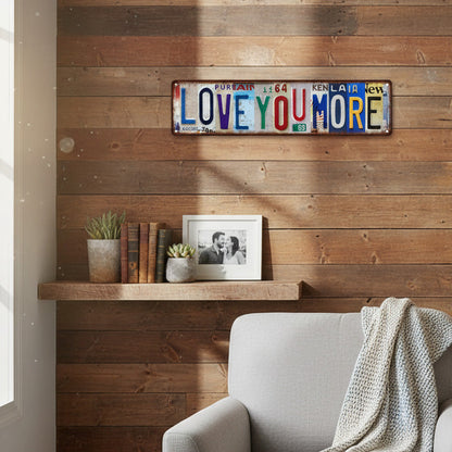 Letrero metálico vintage «Love You More» estilo matrícula