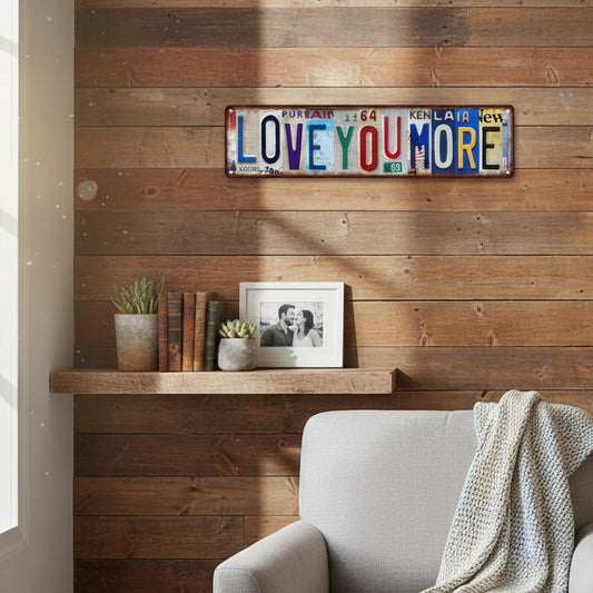 Letrero metálico vintage «Love You More» estilo matrícula