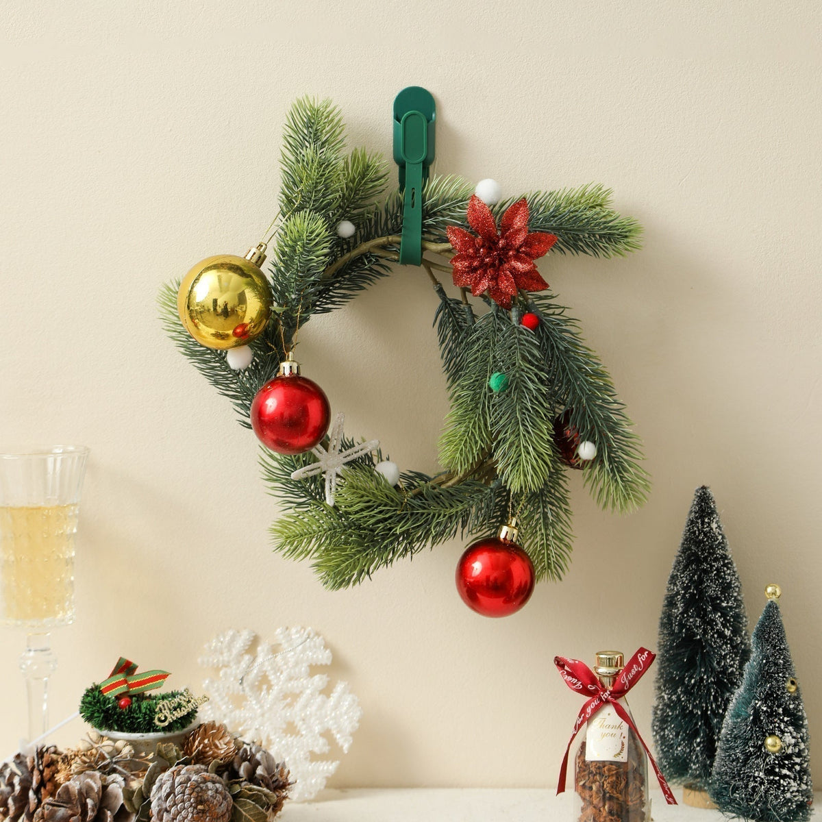🎄 ¡50% DE DESCUENTO POR TIEMPO LIMITADO! 🎁 Sujetadores de Silicón y Ganchos Sin Rastro para Coronas Navideñas – Kit Reutilizable para Colgar Decoración sin Daños ✨