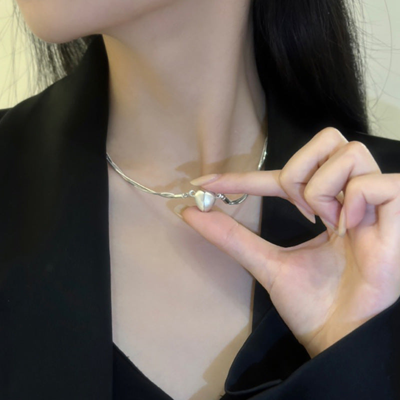 Atractivo Collar Colgante con Imán del Amor