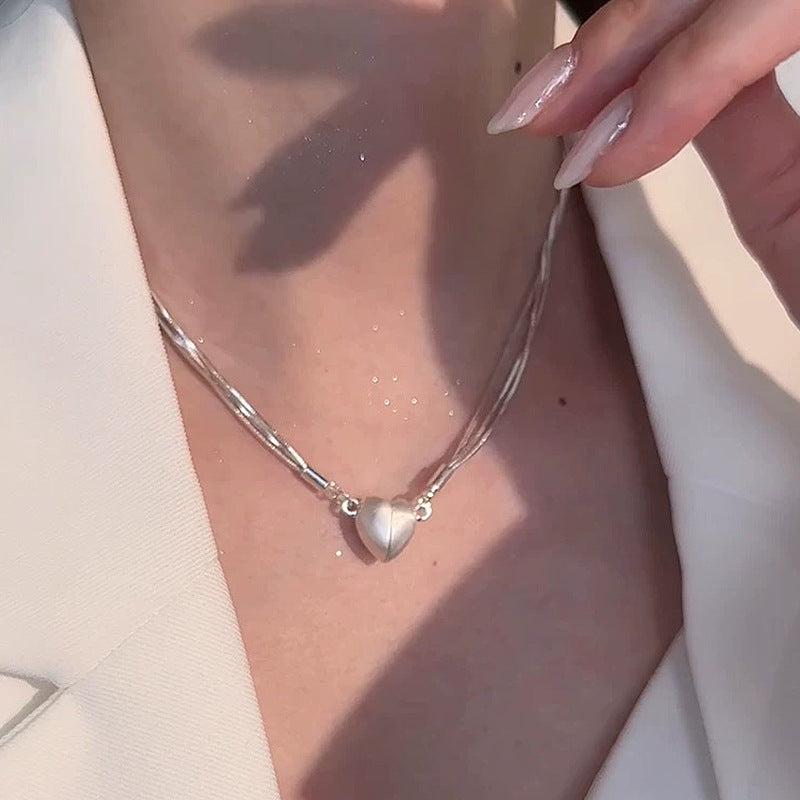 Atractivo Collar Colgante con Imán del Amor
