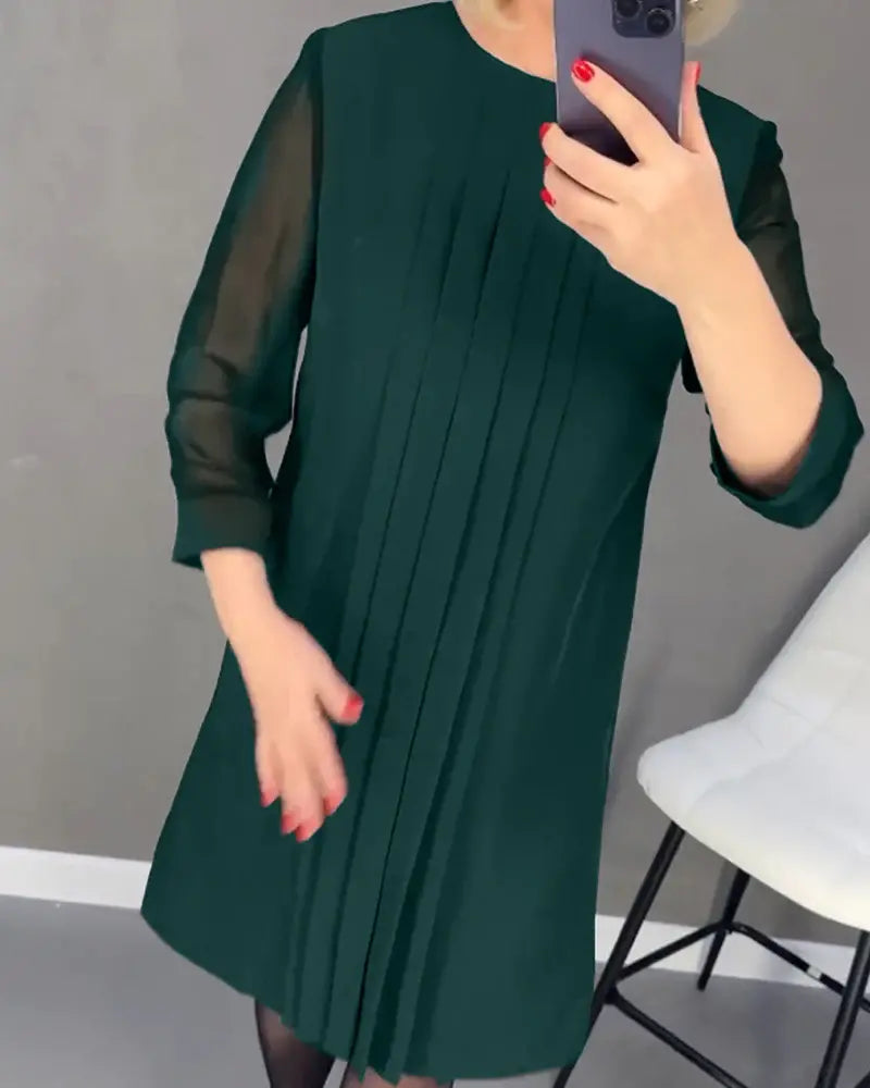 Nuevo vestido plisado con mangas de encaje y cuello redondo